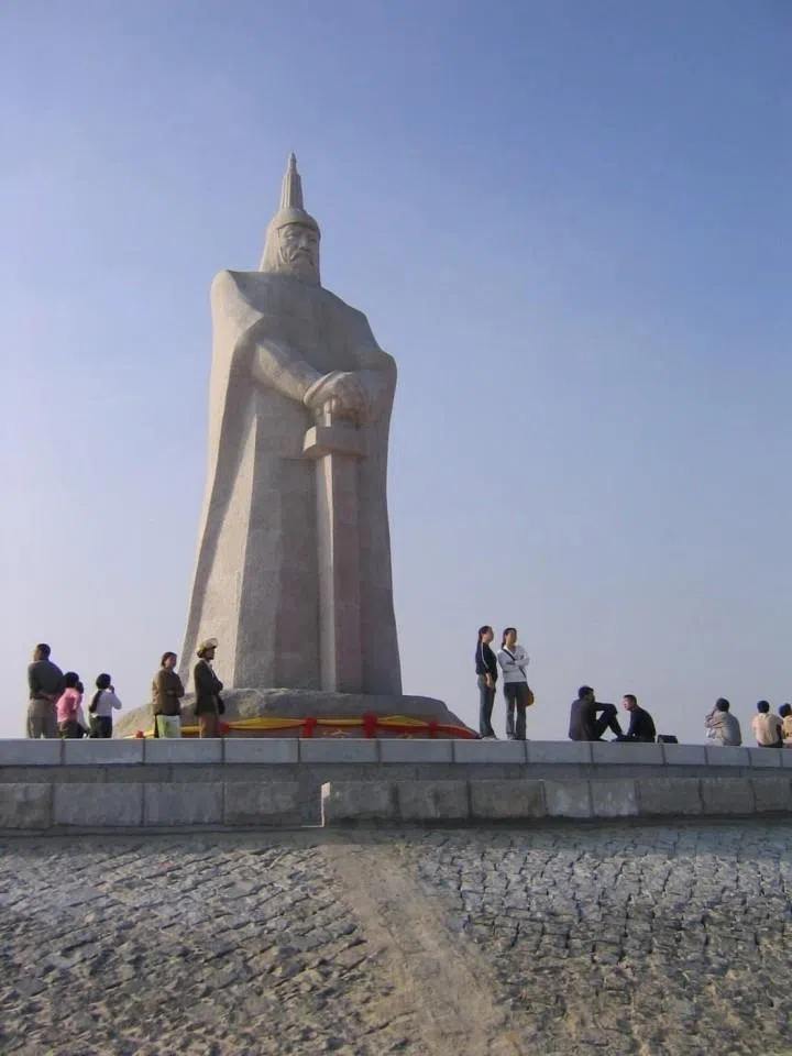 A stone statue of General Shi Lang erected at his former residence near Quanzhou, commemorating his role in unifying Taiwan and persuading the Kangxi Emperor to formally incorporate Taiwan into China’s territory, 2006.