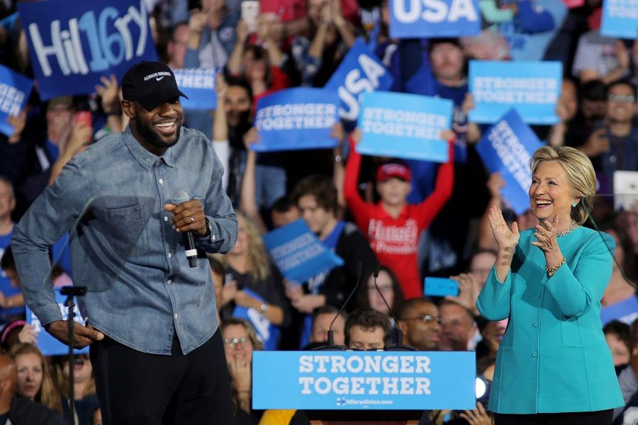 NBA basketball player LeBron James introduces US Democratic presidential nominee Hillary Clinton during a campaign rally in Cleveland, Ohio, US, 6 November 2016. (Carlos Barria/File Photo/Reuters)