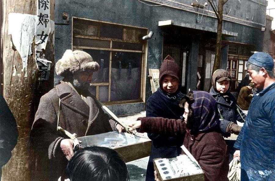 Japanese people selling cigarettes and snacks on the streets of Jinzhou in Manchuria, in the early spring of 1946. When the Japanese installed the puppet government in Manchuria, the Japanese there were previously first-grade citizens, but after Japan lost the war, their status plunged.