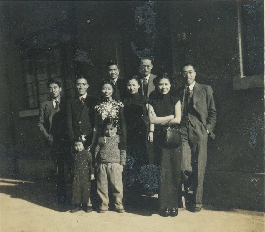 A graduation photo from Yenching University, 1930, with consul Zhuo Huanlai (first from right) and his wife Zhao Shiping (second from right).