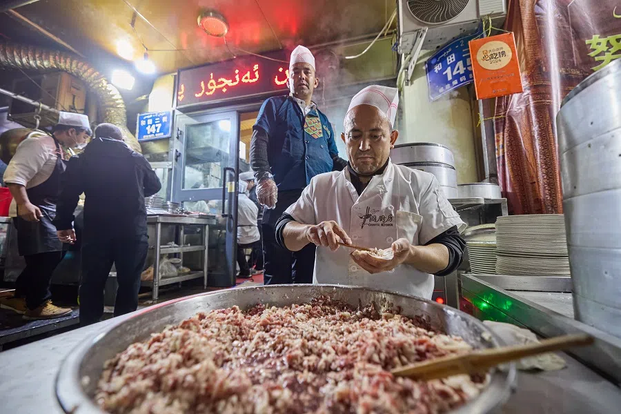 Urumqi’s Hotan 2nd Road (和田二街) is a gourmet street. Fruit vendors hawking their wares from rickshaws, food trucks offering yoghurt zongzi and shaved ice and a baozi stall situated next to a butcher selling freshly baked baozi all speak of the city’s vibrancy.