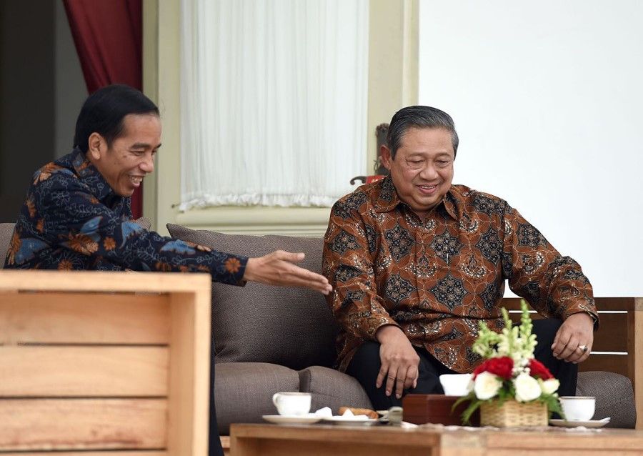 Indonesian president Joko Widodo (left) and Susilo Bambang Yudhoyono (right) having lunch together and chatting over snacks and tea on the verandah of the state palace, on 9 March 2017. (Indonesian Presidential Palace)