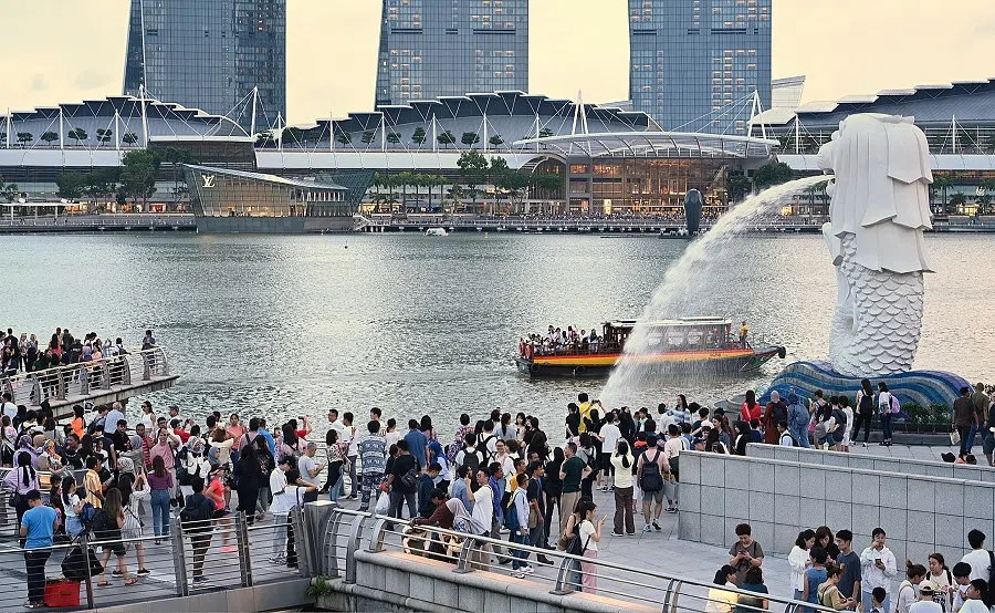 Tourists visiting Merlion Park, Singapore, on 1 February 2024. (Desmond Wee/SPH)