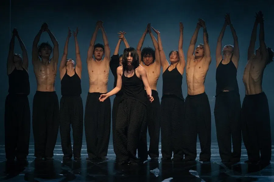 At times, the sense of a profound darkness infuses In Satie: The Rite of Spring, echoing the difficult months Xie Xin spent preparing for it.