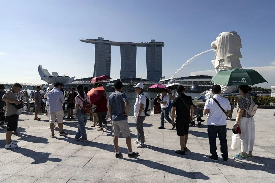 The Marina Bay Sands hotel and casino and the Merlion statue in Singapore, 14 May 2024.  (Lauryn Ishak/Bloomberg)