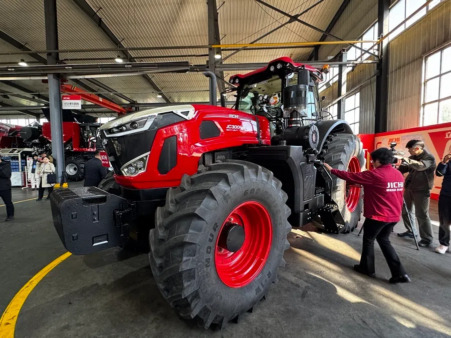 A staff from Jiamusi Jichi Tractor Manufacturing giving reporters an overview of the company’s tractor on 29 September 2026.