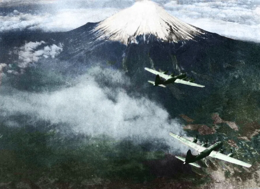 In February 1945, American B-29 Superfortress bombers set off from Guam, flew over Mount Fuji and dropped incendiary bombs on Tokyo. As the city burned, over 200,000 houses were razed, 80,000 people lost their lives, and 100,000 people were left injured and homeless.