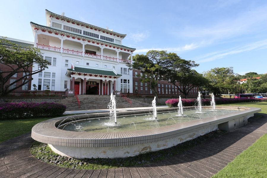 Chinese officials gain theoretical knowledge in the Singapore classrooms, pick up practical tips in sharing sessions with former Singaporean government officials, and are given the opportunity to visit Singapore governmental ministries, companies, and organisations. The photo shows the Nanyang Technological University's Yunnan Garden and Chinese Heritage Centre, portraying its rich culture and history. (SPH)