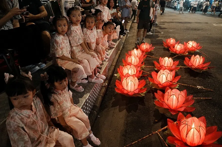 Young performers wait to take part in the Tai Hang Fire Dragon Dance to celebrate the Mid-Autumn Festival in Hong Kong, China, on 28 September 2023. (Lam Yik/Reuters)