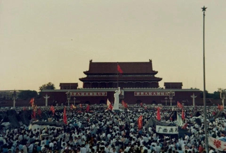 The erection of the Goddess of Democracy statue drew crowds of onlookers and enthusiastic applause.
