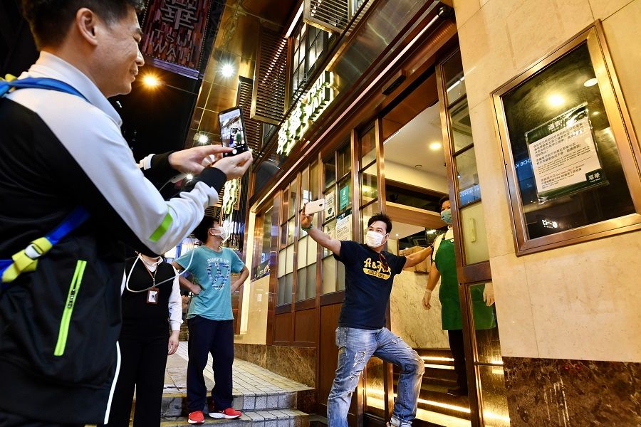 In this photo taken on 22 March 2020, the Tsui Wah flagship store at Wellington Street will be closing at 5pm. Loyal customers came to take photographs before this time-honoured restaurant suspends operations on 23 March. (HKCNA/CNS)