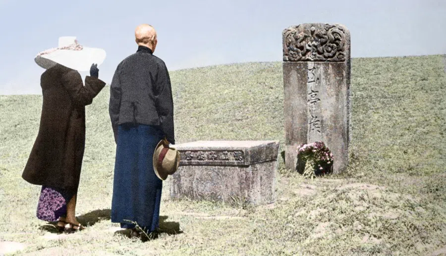 17 May 1949: Soong Mei-ling - Madame Chiang Kai-shek - paying respects at the grave of Chiang ancestor Jiang Cheng, a Marquis of the Eastern Han dynasty, in Yixing, Jiangsu.