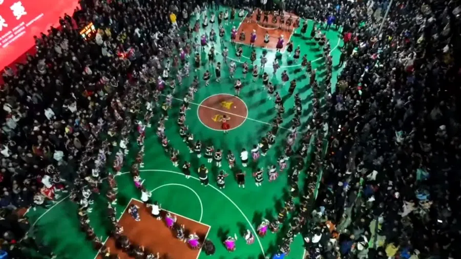 A screen capture from a video featuring a pre-match performance at a Village BA tournament. (Internet)
