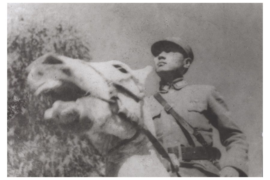 Chiang Hsun's father riding a horse. (Photo provided by Chiang Hsun)
