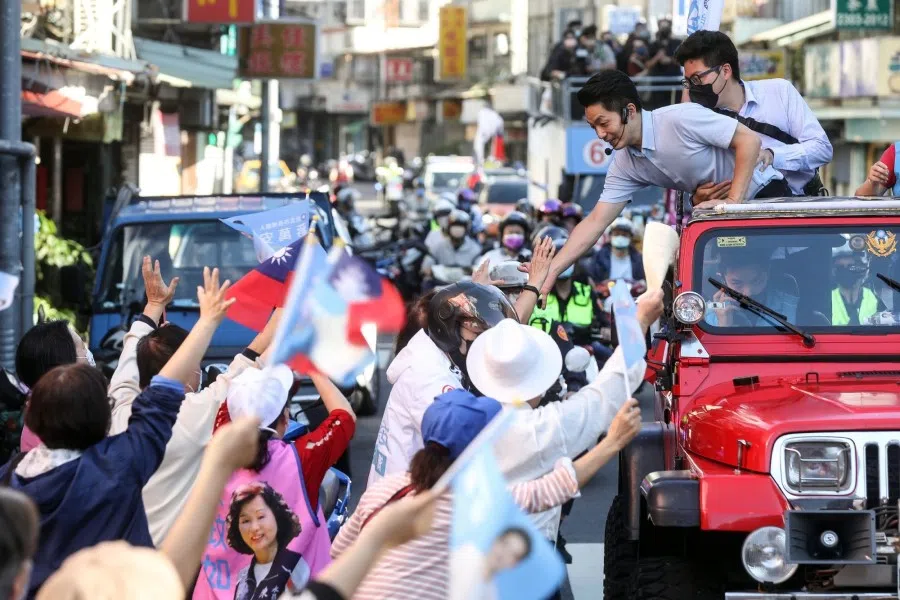 Wayne Chiang Wan-an, Tapei mayor-elect, greets members of the public following the Taipei mayoral election in Taipei, Taiwan, on 27 November 2022. (I-Hwa Cheng/Bloomberg)