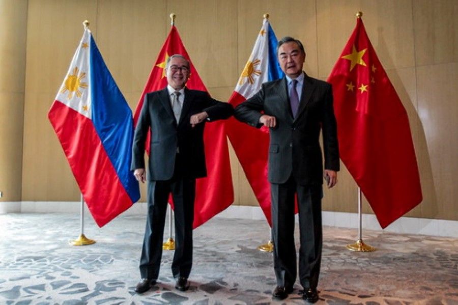 Chinese Foreign Minister Wang Yi (right) with his Philippine counterpart Teodoro Locsin Jr. in Manila, the Philippines, 16 January 2021. (China foreign ministry website)