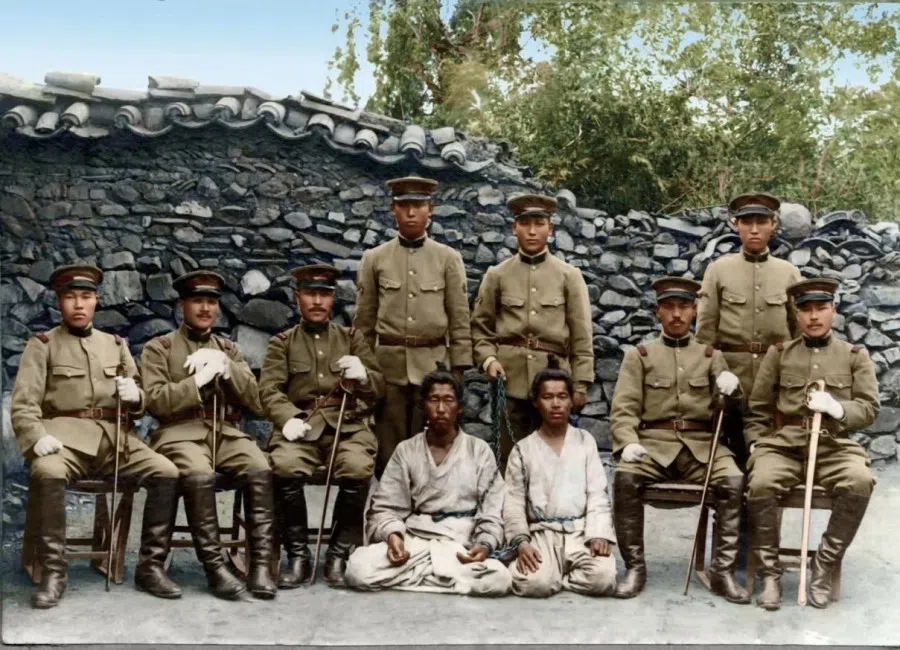 A “commemorative portrait” of two Korean anti-Japanese fighters chained like animals by Japanese military police during Japanese colonial rule.