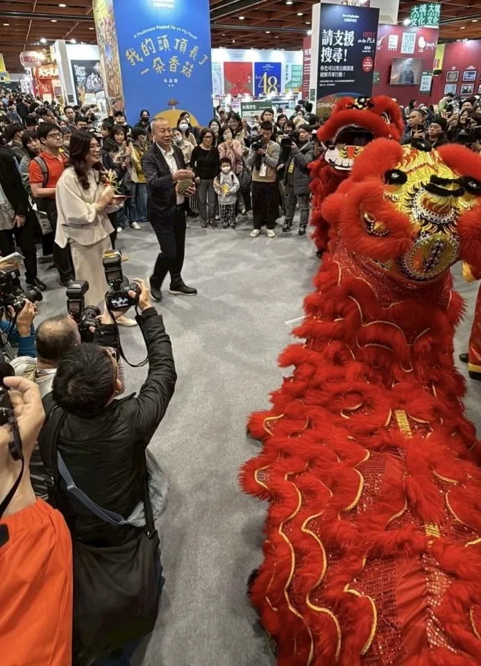 The lion dance performance attracted a large audience.