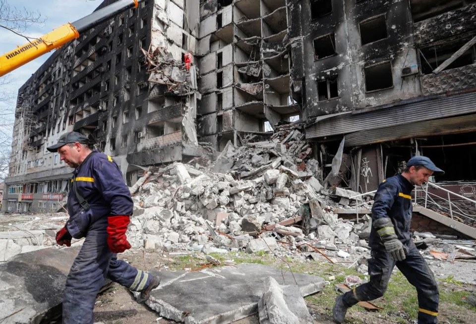 Emergency workers remove debris of a building destroyed in the course of the Ukraine-Russia conflict, in the southern port city of Mariupol, Ukraine, 10 April 2022. (Alexander Ermochenko/Reuters)