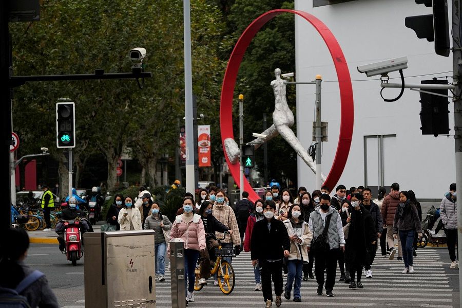 People wearing face masks cross a street in Shanghai, China, 8 December 2022. (Aly Song/File Photo/Reuters)