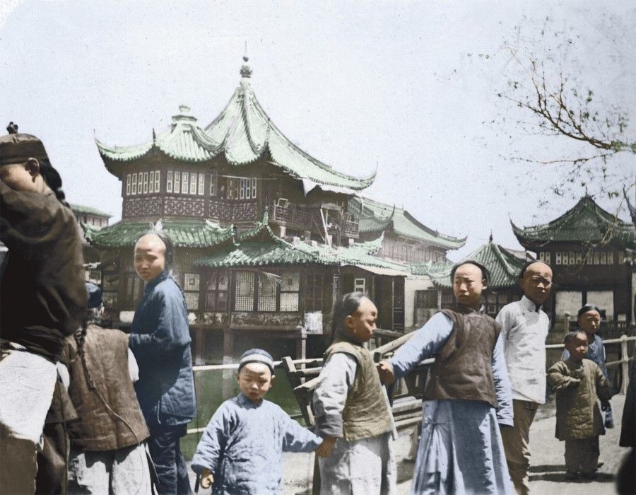 During the late Qing dynasty, Huxin Pavilion (湖心亭) was a popular teahouse in Shanghai's old city area. This landmark in old Shanghai was situated in the centre of the lotus pond in Yu Garden and joined by nine zigzag bridges.