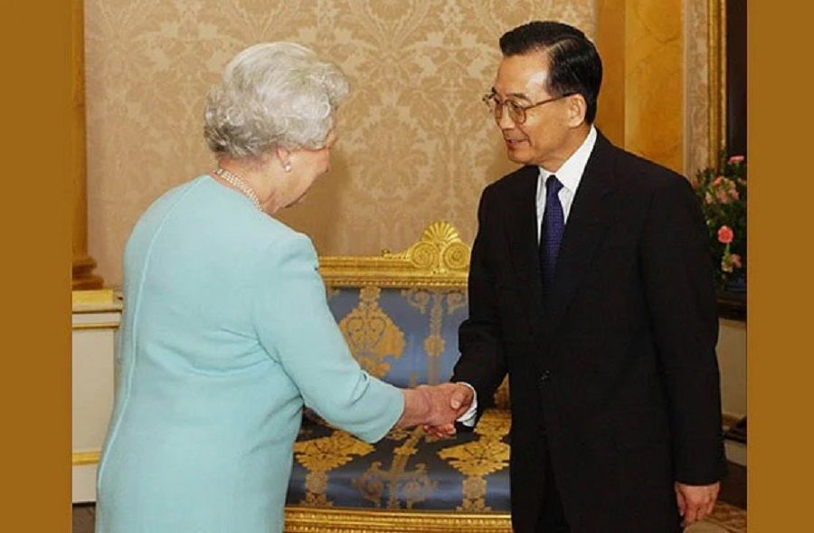 On 11 May 2004, Queen Elizabeth II met with then Chinese Premier Wen Jiabao at Buckingham Palace during his official visit to London, UK. (Internet)