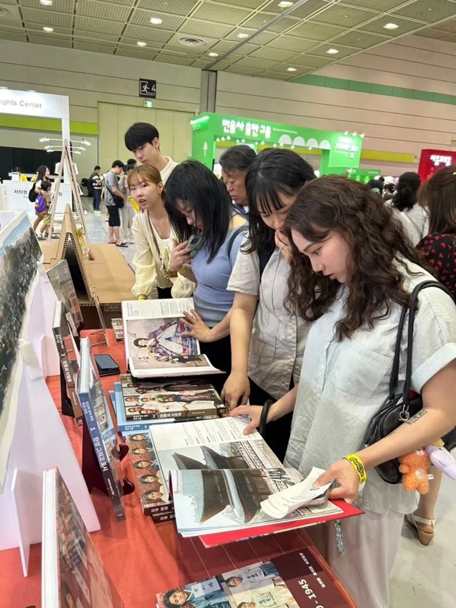 Korean visitors enthusiastically read our photo book on Korean history at the Seoul International Book Fair.