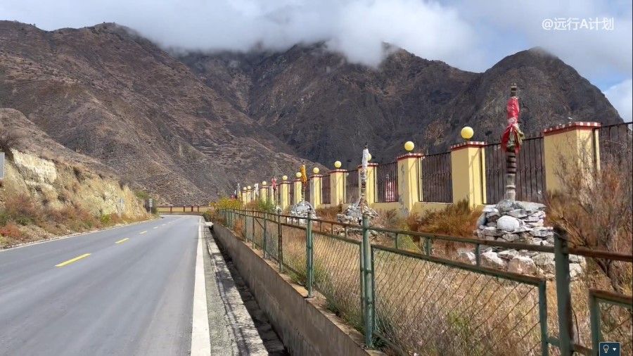 A screen shot from the video featuring the wall along the National Highway 214 in Yunnan province, blocking the view of the Jinsha River. (Internet)