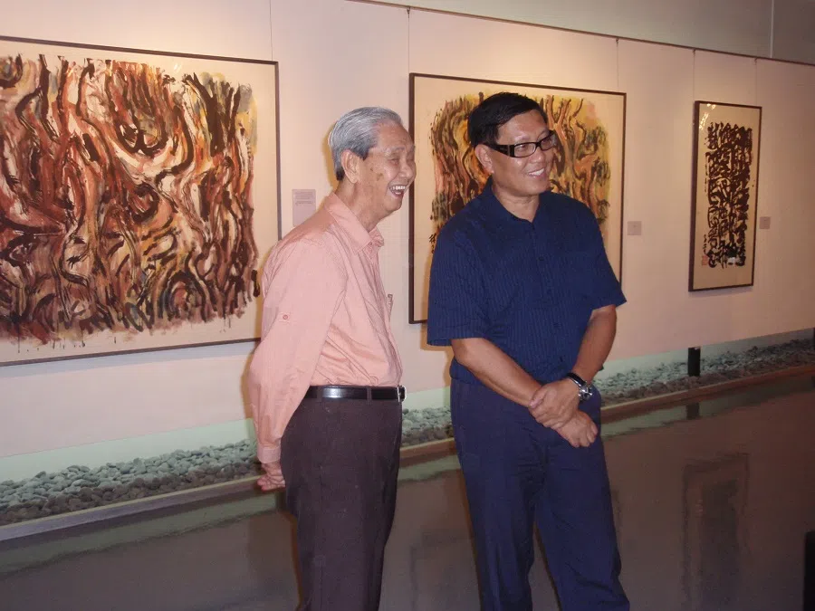 Professor Wu Hung (right) from the US endorsed Lim Tze Peng's new direction in his ink exploration at his solo exhibition in 2008.