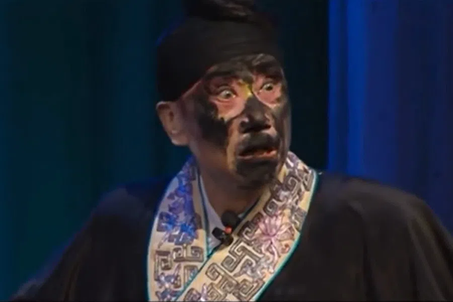 A screen shot from a video featuring the character Shi Huaiyu as played by opera veteran Lan Guanglin, using the “blowing” technique. (Internet)