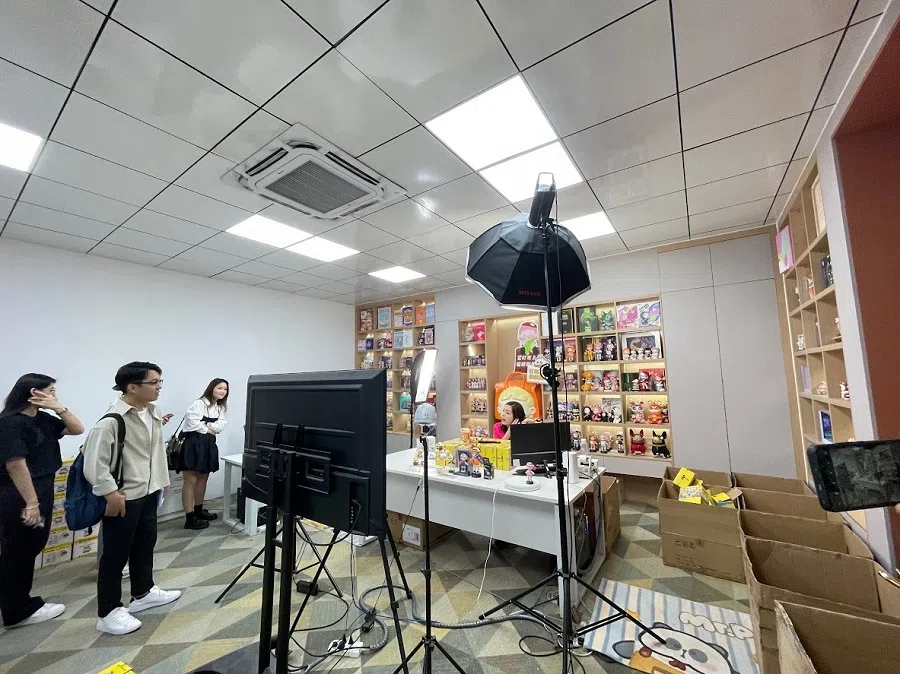 A delegation from Hong Kong Youth Alliance (HKYA) visits a local entrepreneurial base in Dongguan, Guangdong. (HKYA)