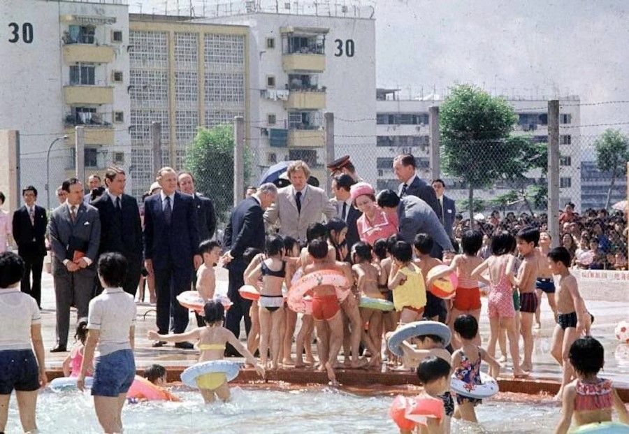 Queen Elizabeth II at the Morse Park Swimming Pool, 1986. (Hong Kong Information Services Department)