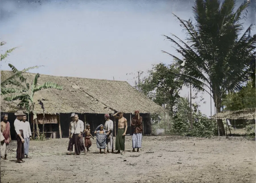 One of many kampungs beside the Kallang River. The kampung folk engaged in small-scale fishing with small boats, and the market places also provided some job opportunities.