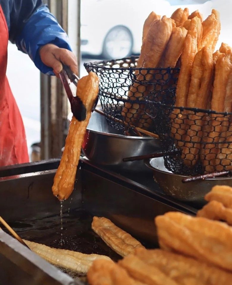 Hot youtiao fresh from the wok has no equal. (Internet)