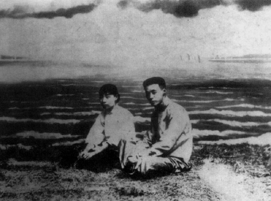 Gu Jiegang and his wife Yin Lu'an in Suzhou, 1920. (Wikimedia)