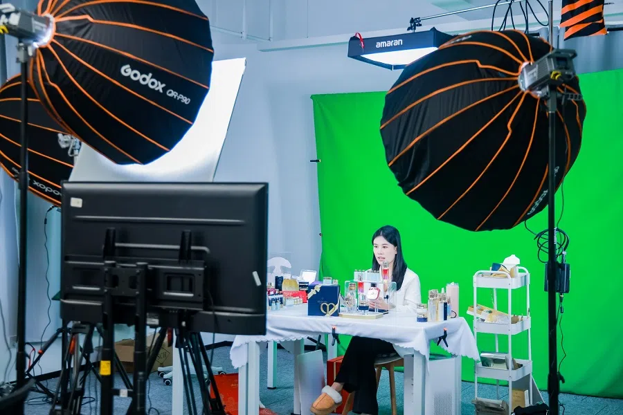 A shot of a livestreamer assisted by Moli Group at work. (Photo provided by interviewee)