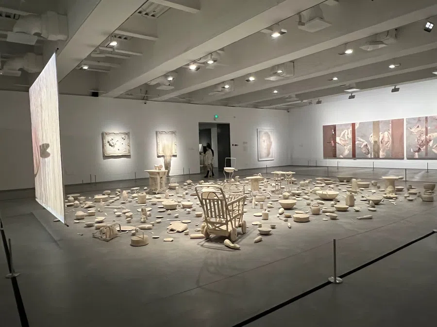 Bound and Unbound《缠了,再剪开》, 1997. Cotton thread, household objects and video installation. Collection of Hong Kong Museum of Art.