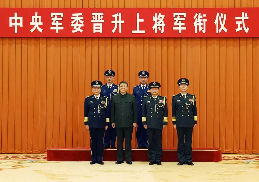 Yang Zhibin and Han Shengyan (back row) at the promotion ceremony in December 2025. (81.cn)