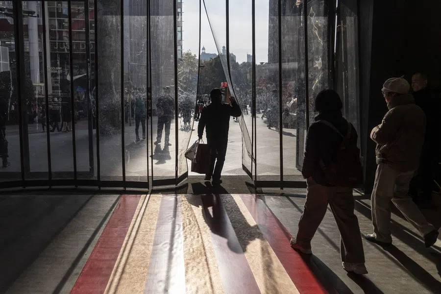 Shoppers walk down Nanjing East Road in Shanghai, China, on 4 January 2025. (Qilai Shen/Bloomberg)