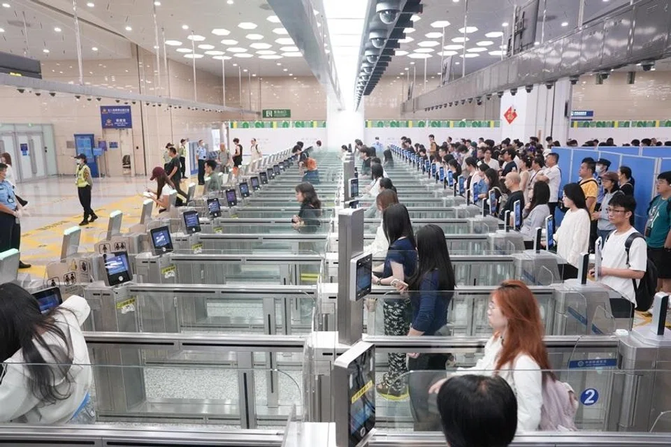 People pass through the Hengqin checkpoint serving the Greater Bay Area, 24 April 2026. (Xinhua)
