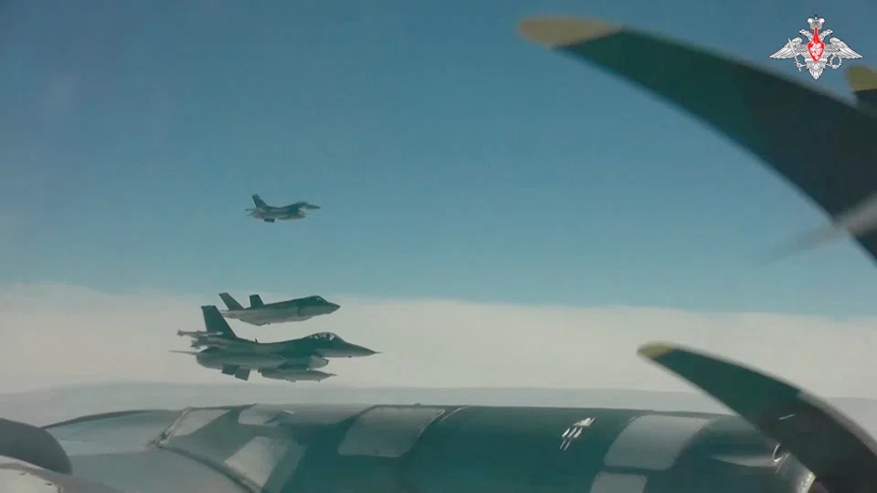 Des chasseurs à réaction américains et canadiens sont vus à côté d'un bombardier russe TU-95 alors qu'il effectue des patrouilles militaires conjointes russes et chinoises près de l'État américain de l'Alaska, sur cette image fixe tirée d'une vidéo publiée le 25 juillet 2024. (Ministère russe de la Défense/document à distribuer) via Reuters)