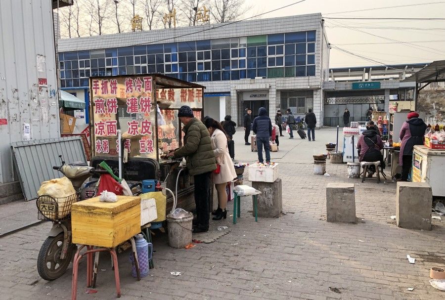 Food vendors at Bazhou Railway Station, 2019. (Wikimedia)