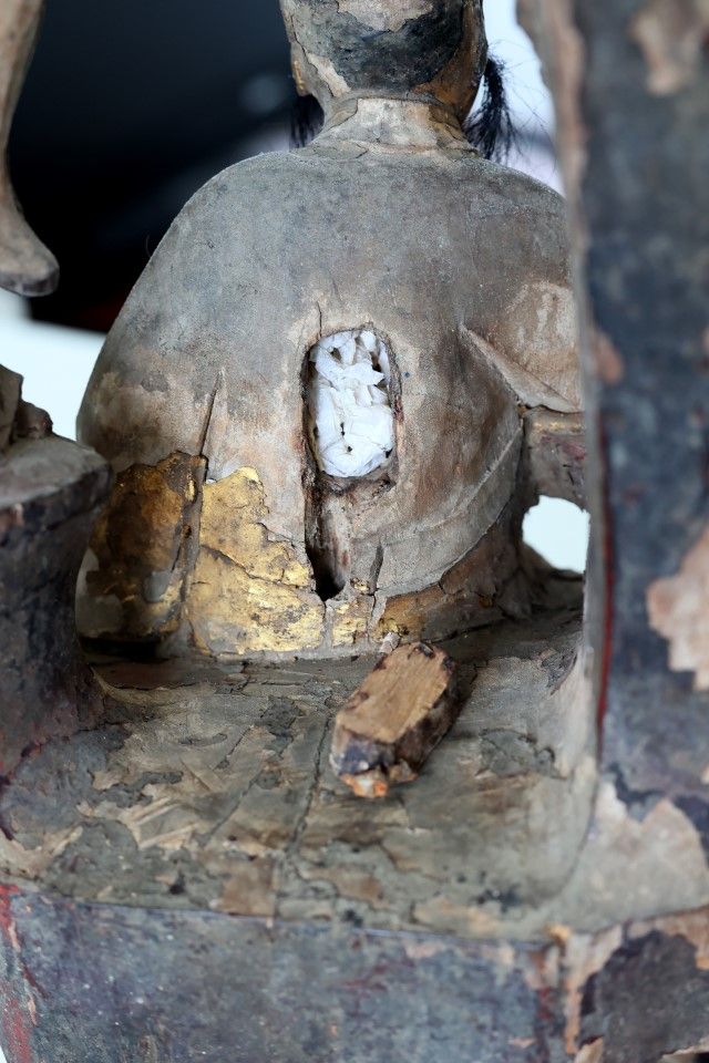 A hole in the back of a figurine of the Baosheng Emperor, known as the "deity hole".