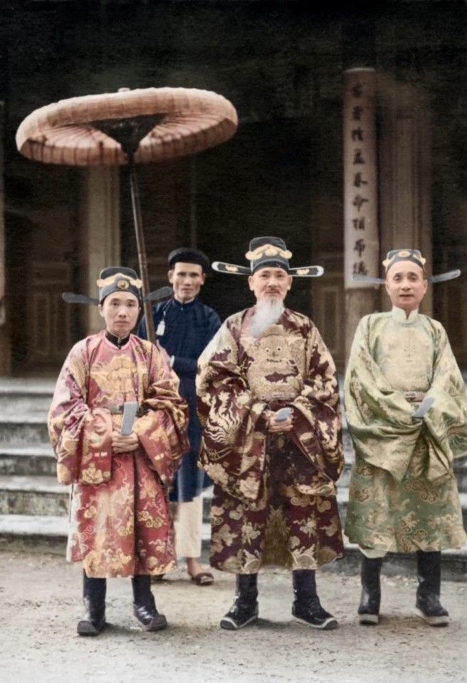 Ministers of the Nguyen dynasty, 1920. On the pillars in the background are couplets written in Chinese characters.