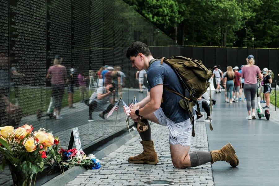 Members of the U.S. military, veterans and members of the public visit the Vietnam Veterans Memorial in the midst of the coronavirus disease (COVID-19) pandemic while commemorating the U.S. Memorial Day holiday in Washington, 25 May 2020. (Michael A. McCoy/REUTERS)