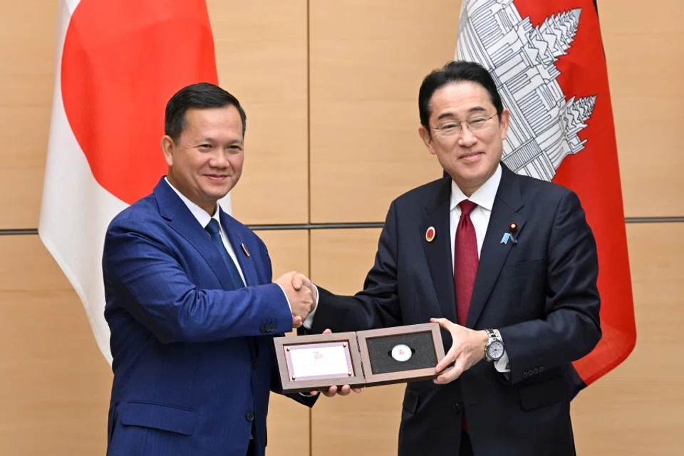 Japan's Prime Minister Fumio Kishida presents Cambodia's Prime Minister Hun Manet with a Cambodian commemorative silver coin made at the Japanese Mint to celebrate the 70th anniversary of diplomatic relations between Cambodia and Japan, at the prime minister's official residence in Tokyo on 18 December 2023. (Kazuhiro Nogi/Reuters)