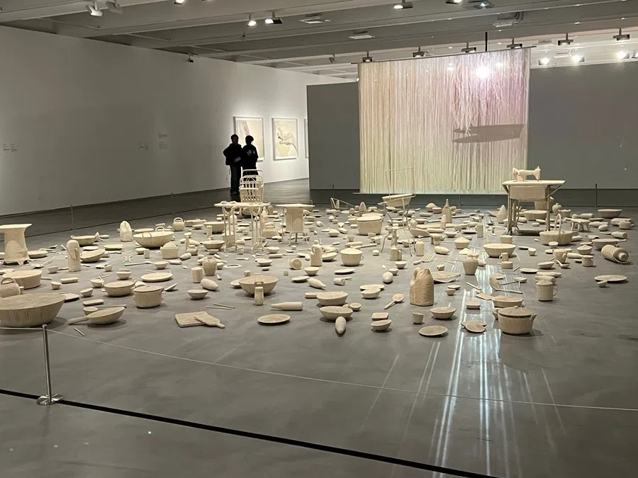 Bound and Unbound《缠了,再剪开》, 1997. Cotton thread, household objects and video installation. Collection of Hong Kong Museum of Art.