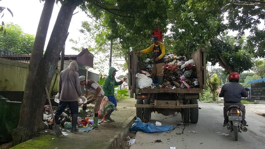 Workers pick up rubbish from the streets of Kendari, Sulawesi, Indonesia. (SPH Media)