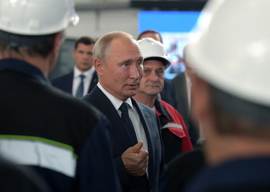 Russia's President Vladimir Putin speaks with workers of Shipyard Zaliv during a keel-laying ceremony to inaugurate Russian battle navy vessels in Kerch, Crimea, 20 July 2020. (Alexei Druzhinin/Kremlin via REUTERS)