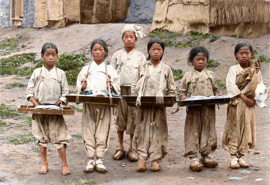 Korean village children selling traditional food, 1910s.